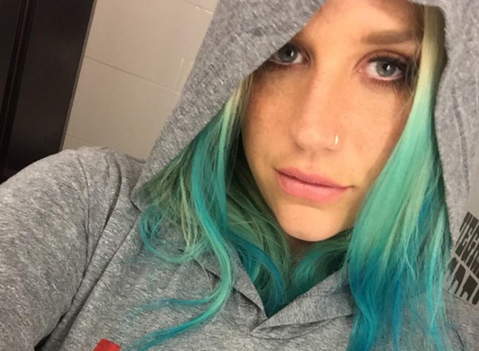 Kesha-blaue-Haare