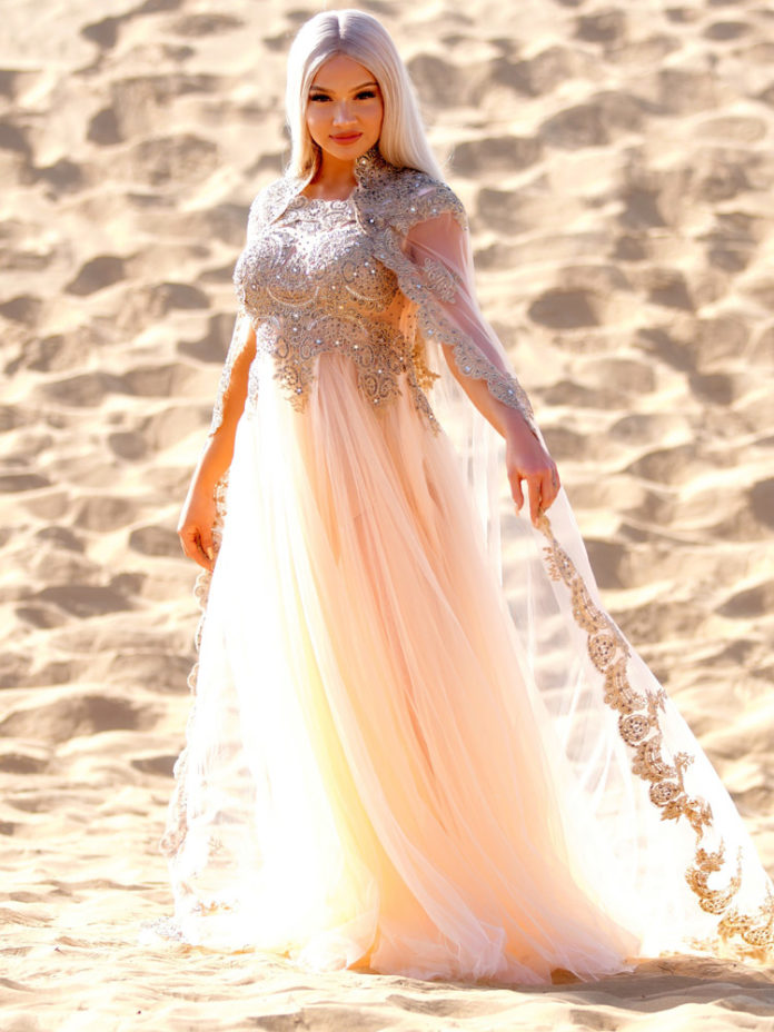 Shirin David im Kleid in der Wüste in Dubai bei DSDS 2017