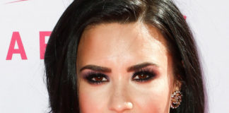 Demi Lovato trägt Smokey Eyes