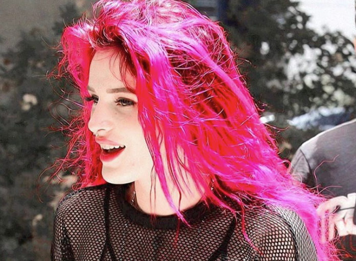 Bella Thorne hat die Haare pink