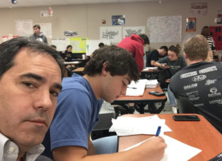 Dieser Vater sitzt neben seinem Sohn im Klassenzimmer