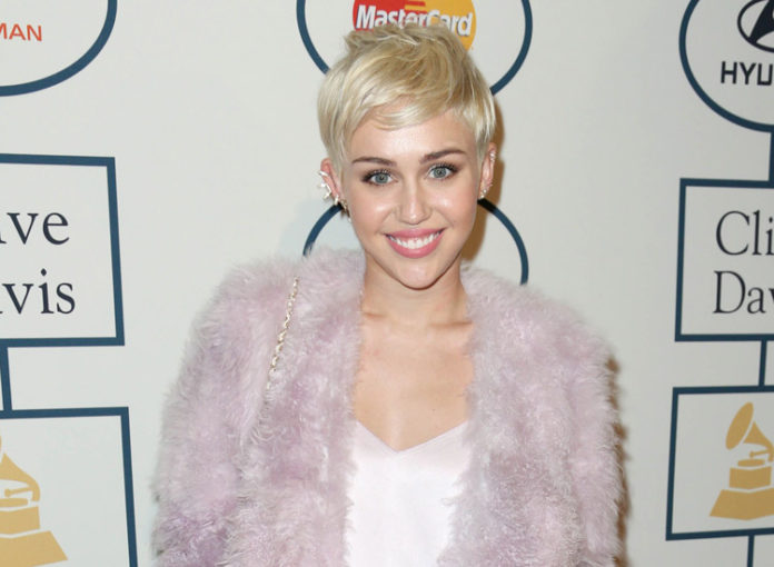 Miley Cyrus singt in einer U-Bahn-Station