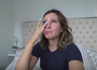 Mary M weint auf YouTube