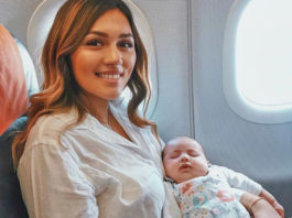 Anna Maria Damm im Flugzeug mit Baby Eliana