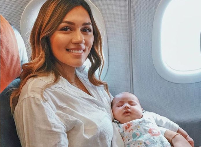 Anna Maria Damm im Flugzeug mit Baby Eliana