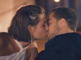 Bachelor 2019: Jenner Lange küsst Andrej Mangold / Foto: RTL TV Now