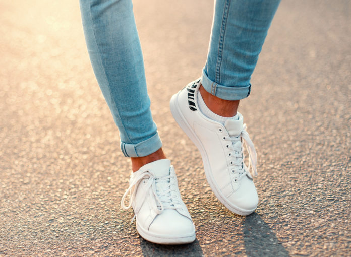 Weiße Sneakers gehen immer!