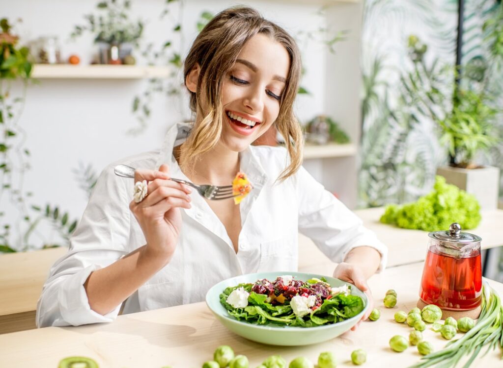 Frau isst gesund, um ihre Haare schneller wachsen zu lassen