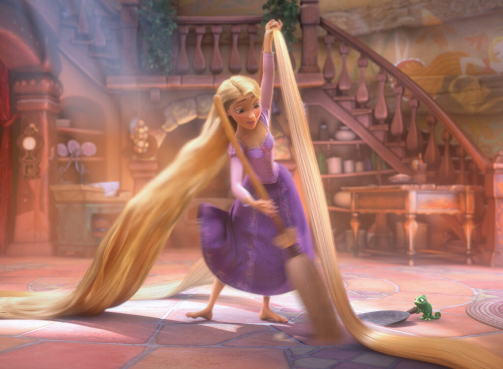 Disney Prinzessin Rapunzel, die unter allen Disney Prinzessinnen für ihre extrem langen, magischen Haare bekannt ist, fegt energiegeladen den Boden in ihrem Turm.