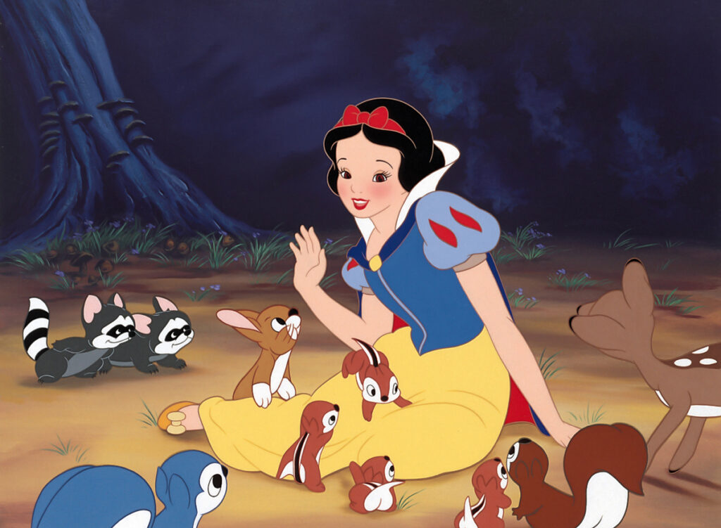 Die erste Disney Prinzessin Schneewittchen sitzt glücklich im Wald und ist von vielen Tieren wie Rehen und Eichhörnchen umgeben.