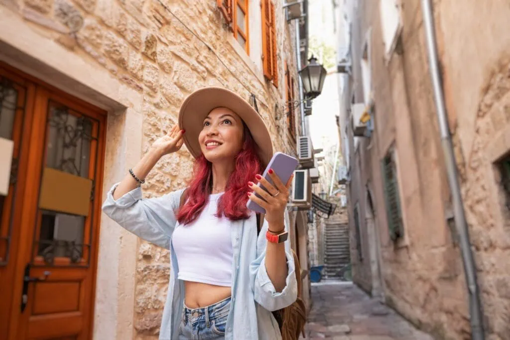 Frau erkundet allein eine europäische Altstadt, ideal für die erste Solo-Reise