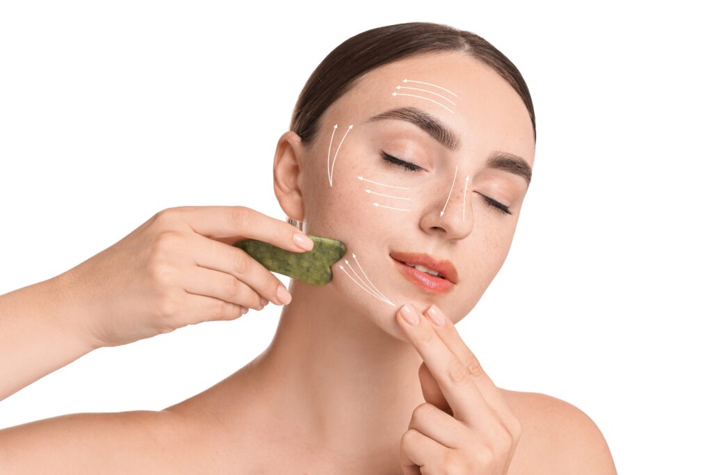 Gua Sha Anwendung mit Pfeilen zur richtigen Richtung an Wange und Kieferlinie