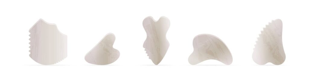 Verschiedene Gua Sha Steine in Formen wie Herz und Löffel für die Anwendung