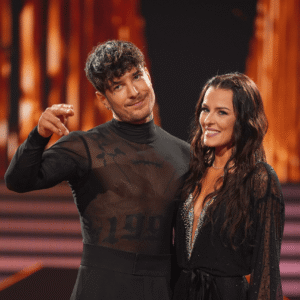 Willi Banner und Patricija Ionel lächeln vor stimmungsvollem Bühnenhintergrund – beide sind bei Let's Dance ausgeschieden