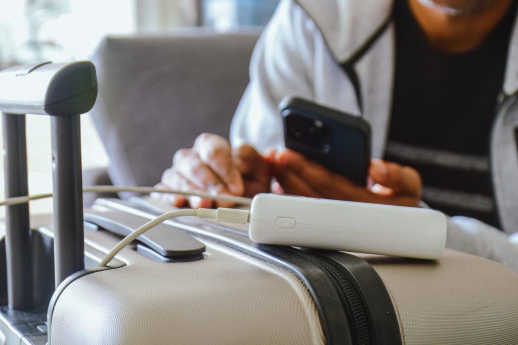 Powerbank lädt am Flughafen ein Handy und muss immer ins Handgepäck
