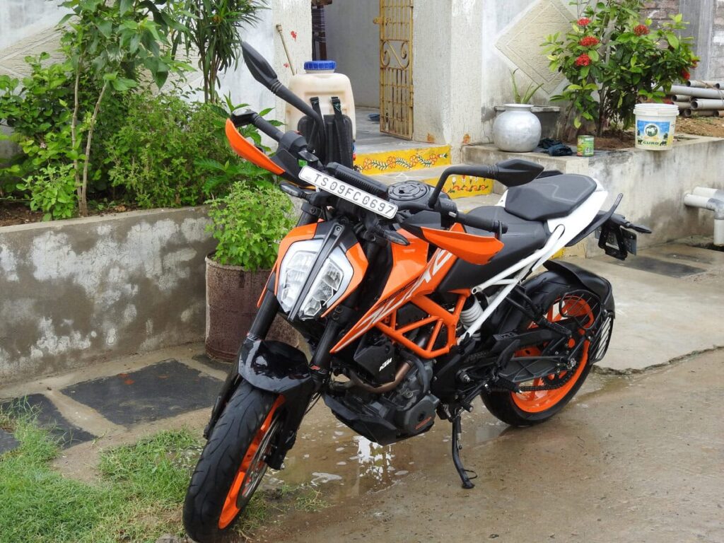 Orangefarbenes Naked Bike als typische 125er für die A1-Klasse am Straßenrand