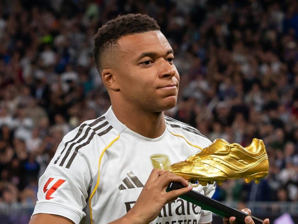 Kylian Mbappé mit kurzem Deckhaar und Taper Fade an den Seiten