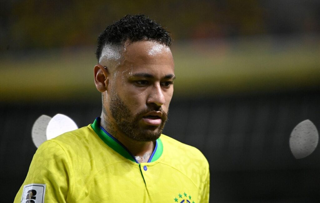 Neymar mit Taper Fade und texturiertem Deckhaar