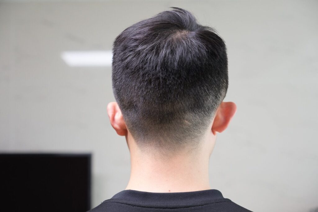 Sauberer Taper Fade von hinten mit weichem Übergang am Nacken