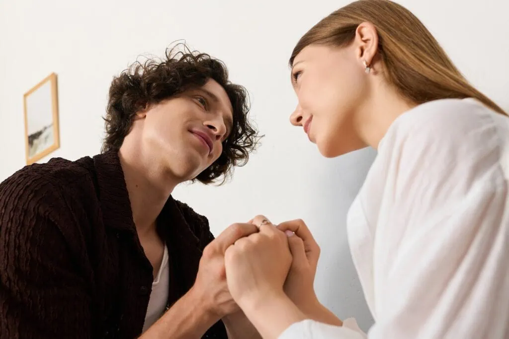 Paar hält Händchen und genießt die Sicherheit einer monogamen Beziehung