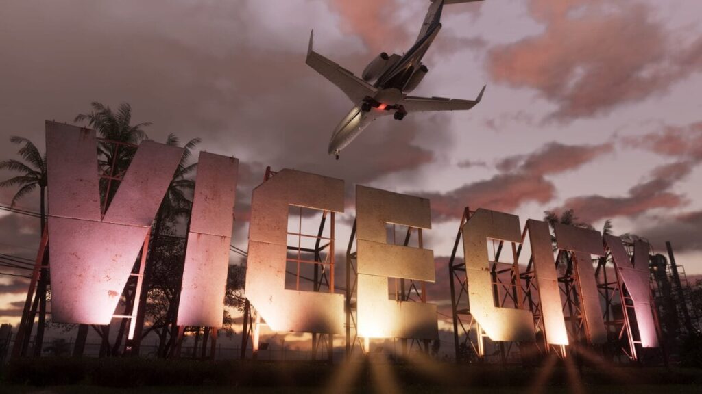 Der Vice-City-Schriftzug bei Dämmerung mit Flugzeug im Anflug